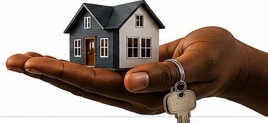 Maison et clés remises dans une main